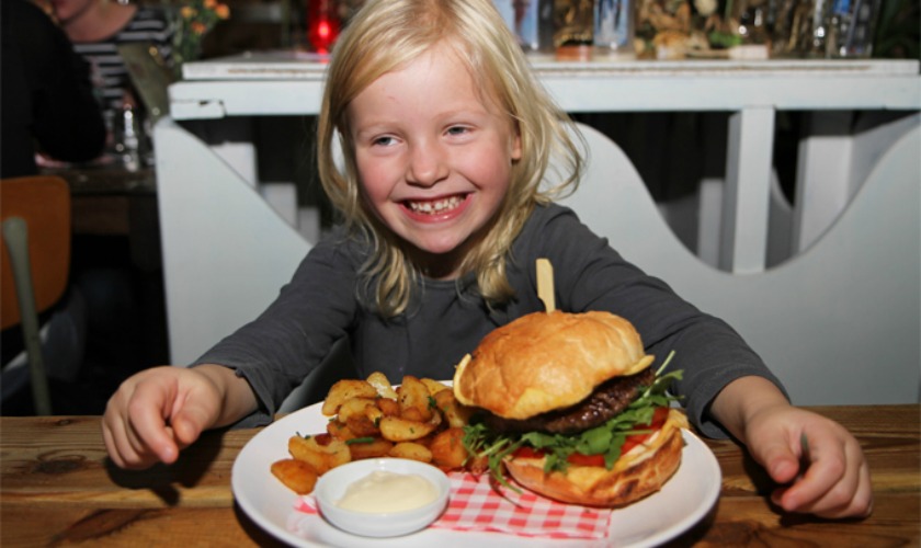 Kids onder de indruk van burger bij Burgertrut